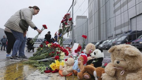 MAJKE SU PRONAĐENE KAKO GRLE SVOJU DECU: Potresni detalji masakra u Moskvi, srce da pukne od tuge MAJKE SU PRONAĐENE KAKO GRLE SVOJU DECU: Potresni detalji masakra u Moskvi, srce da pukne od tuge