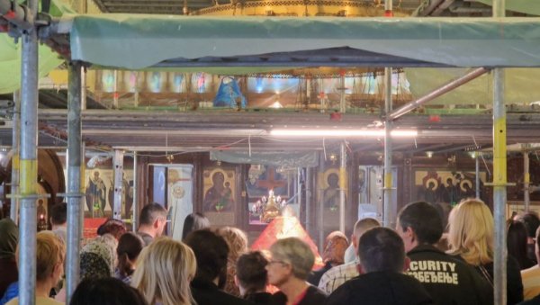 ПАРАСТОС ЗА ЖРТВЕ ТЕРОРИСТИЧКОГ НАПАДА У МОСКВИ: Грађани дошли у Руску цркву на Ташмајдану да одају почаст страдалима (ВИДЕО) ПАРАСТОС ЗА ЖРТВЕ ТЕРОРИСТИЧКОГ НАПАДА У МОСКВИ: Грађани дошли у Руску цркву на Ташмајдану да одају почаст страдалима (ВИДЕО)