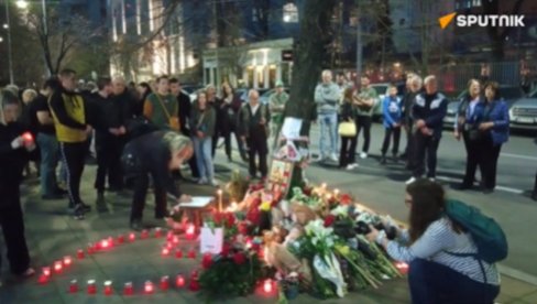 POTRESNE SCENE ISPRED RUSKE AMBASADE U BEOGRADU: Građani odaju počast žrtvama terorističkog napada u Moskvi (FOTO/VIDEO) POTRESNE SCENE ISPRED RUSKE AMBASADE U BEOGRADU: Građani odaju počast žrtvama terorističkog napada u Moskvi (FOTO/VIDEO)