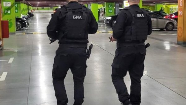 ГАШИЋ ОБИШАО ПОЛИЦАЈЦЕ КОЈИ ОБЕЗБЕЂУЈУ МЕЧ ЗВЕЗДЕ И ЗЕНИТА: Снажне мере обезбеђења ГАШИЋ ОБИШАО ПОЛИЦАЈЦЕ КОЈИ ОБЕЗБЕЂУЈУ МЕЧ ЗВЕЗДЕ И ЗЕНИТА: Снажне мере обезбеђења