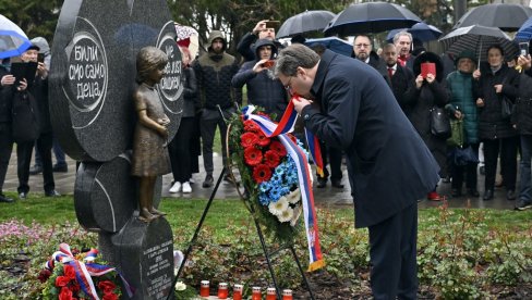 U ZNAK SEĆANJA NA NAJMLAĐE ŽRTVE: Selaković položio venac kod Spomenika deci stradaloj u NATO agresiji (FOTO) U ZNAK SEĆANJA NA NAJMLAĐE ŽRTVE: Selaković položio venac kod Spomenika deci stradaloj u NATO agresiji (FOTO)