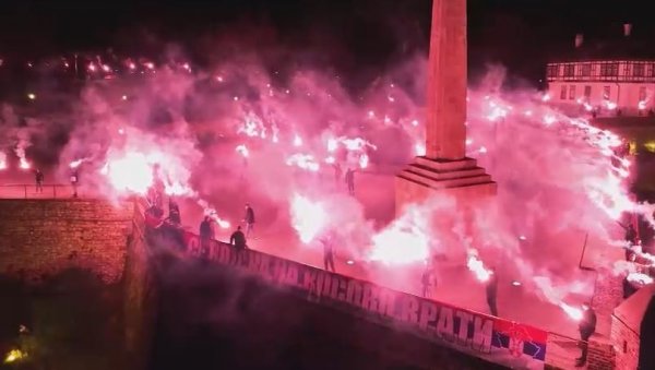 СЛАВА ЖРТВАМА НАТО АГРЕСИЈЕ: Нестварни призори на Калемегдану, тачно у поноћ засветлела тврђава (ВИДЕО) СЛАВА ЖРТВАМА НАТО АГРЕСИЈЕ: Нестварни призори на Калемегдану, тачно у поноћ засветлела тврђава (ВИДЕО)
