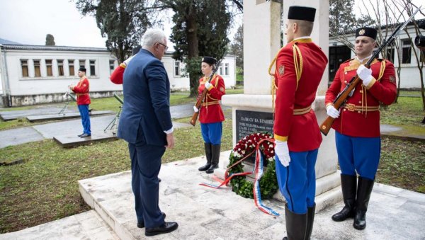СЕЋАЊЕ НА ХЕРОЈСКЕ БРАНИОЦЕ ЦРНЕ ГОРЕ: Мандић положио венац жртвама НАТО бомбардовања (ФОТО) СЕЋАЊЕ НА ХЕРОЈСКЕ БРАНИОЦЕ ЦРНЕ ГОРЕ: Мандић положио венац жртвама НАТО бомбардовања (ФОТО)