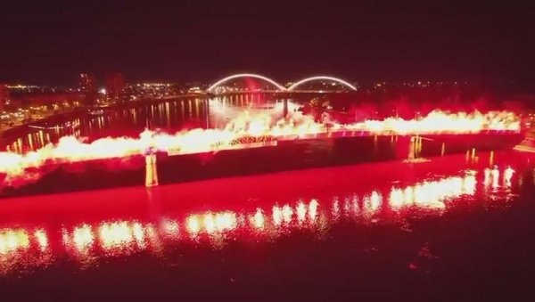 И НОВИ САД ПАМТИ: Тачно у поноћ бакље обасјале Петроварадин и Варадински мост у част жртвама НАТО агресије (ВИДЕО) И НОВИ САД ПАМТИ: Тачно у поноћ бакље обасјале Петроварадин и Варадински мост у част жртвама НАТО агресије (ВИДЕО)