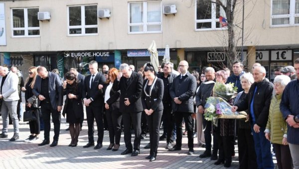 ПОЛАГАЊЕМ ВЕНАЦА НА ТРГУ БРАЋЕ МИЛИЋ: У Косовској Митровици обележено 25 година од почетка НАТО агресије (ФОТО) ПОЛАГАЊЕМ ВЕНАЦА НА ТРГУ БРАЋЕ МИЛИЋ: У Косовској Митровици обележено 25 година од почетка НАТО агресије (ФОТО)