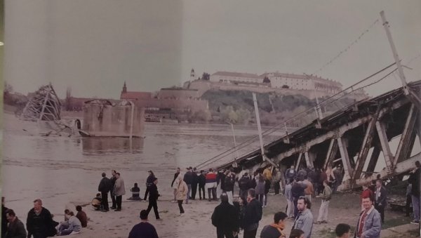 БОМБАРДОВАЊЕ 78 ДАНА У 133 ФОТОГРАФИЈЕ: Изложба новосадског фотографа Мартина Цандира у Историјском архиву Новог Сада о НАТО бомбардовањ БОМБАРДОВАЊЕ 78 ДАНА У 133 ФОТОГРАФИЈЕ: Изложба новосадског фотографа Мартина Цандира у Историјском архиву Новог Сада о НАТО бомбардовањ