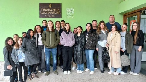 BRAVO ZA PARAĆINSKE GIMNAZIJALCE: Briljantni iz engleskog jezika na Okružnom takmičenju BRAVO ZA PARAĆINSKE GIMNAZIJALCE: Briljantni iz engleskog jezika na Okružnom takmičenju