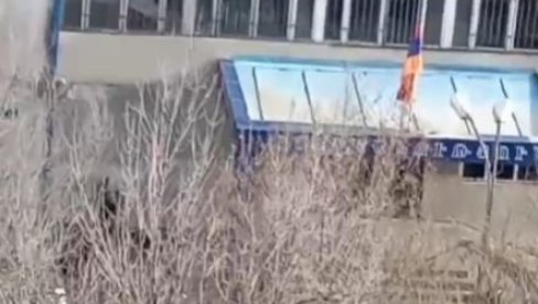 TERORISTIČKI NAPAD U JEREVANU: Pojavio se snimak - naoružani ljudi upali u policijsku stanicu (VIDEO) TERORISTIČKI NAPAD U JEREVANU: Pojavio se snimak - naoružani ljudi upali u policijsku stanicu (VIDEO)