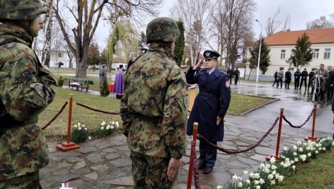 DA SE VIŠE NIKADA NE PONOVI: U Novom Sadu u kasarni „Jugovićevo“ obeležen Dan sećanja na poginule u NATO agresiji DA SE VIŠE NIKADA NE PONOVI: U Novom Sadu u kasarni „Jugovićevo“ obeležen Dan sećanja na poginule u NATO agresiji