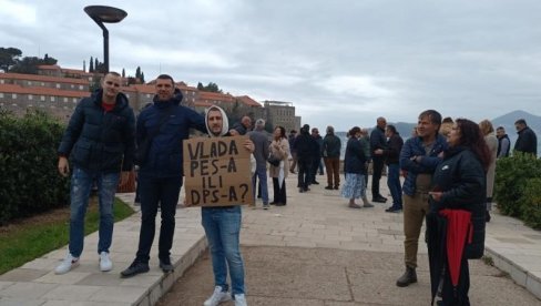 ЗАКУПАЦ ДРЖИ ЗАКЉУЧАН СВЕТИ СТЕФАН: Мештани са протеста поручили Влади,  откључајте град, или раскините уговор