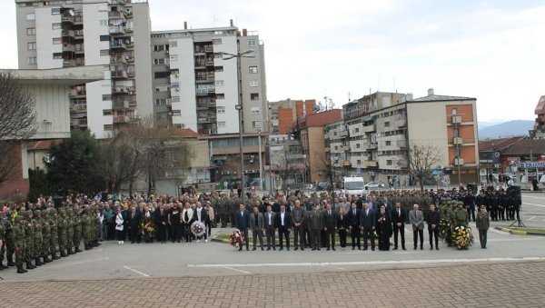 ТАЧНО У ПОДНЕ: Обележена 25. годишњица од почетка НАТО агресије у Врању ТАЧНО У ПОДНЕ: Обележена 25. годишњица од почетка НАТО агресије у Врању