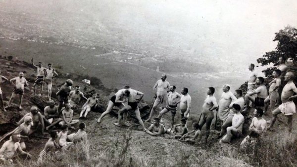 ГОЛИШАВИ РИКЛИЈАНЕРИ ПРЕТЕЧЕ ВЕЛНЕСА: У белој кући на Вршачком брегу пре 130 година окупљали су се „контроверзни“ људи (ФОТО) ГОЛИШАВИ РИКЛИЈАНЕРИ ПРЕТЕЧЕ ВЕЛНЕСА: У белој кући на Вршачком брегу пре 130 година окупљали су се „контроверзни“ људи (ФОТО)