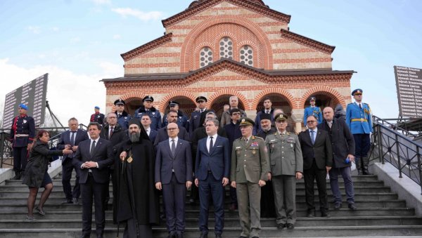 ХЕРОЈИ СУ ЗАСЛУЖИЛИ ИХ СЕ СА ЗАХВАЛНОШЋУ СЕЋАМО:Гашић на церемонији откривања спомен плоче новим косовским јунацима у Нишу (ФОТО)