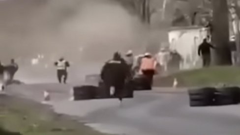 POGINULO DETE NA TRCI AUTOMOBILA U MAĐARSKOJ: Isplivali jezivi snimci, broj povređenih porastao na 30 (VIDEO) POGINULO DETE NA TRCI AUTOMOBILA U MAĐARSKOJ: Isplivali jezivi snimci, broj povređenih porastao na 30 (VIDEO)