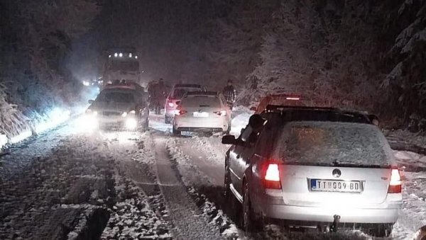 ДРАМА НА ПУТУ БЕРАНЕ-РОЖАЈЕ: Снег пада на северу Црне Горе, на Локвама завејана возила (ФОТО)