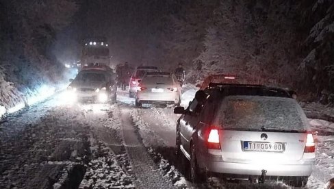 ДРАМА НА ПУТУ БЕРАНЕ-РОЖАЈЕ: Снег пада на северу Црне Горе, на Локвама завејана возила (ФОТО)