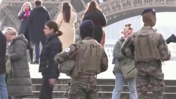 ДУГЕ ЦЕВИ У ЦЕНТРУ ПАРИЗА: Наоружани војници се шетају француском престоницом (ФОТО) ДУГЕ ЦЕВИ У ЦЕНТРУ ПАРИЗА: Наоружани војници се шетају француском престоницом (ФОТО)