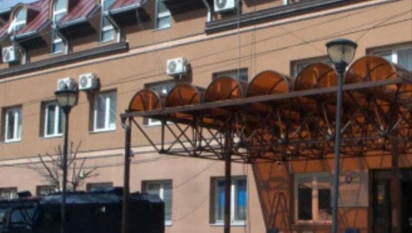 Са зграде општине Звечан уклоњен ћирилични натпис, а испред мобилна ограда Са зграде општине Звечан уклоњен ћирилични натпис, а испред мобилна ограда