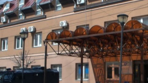Sa zgrade opštine Zvečan uklonjen ćirilični natpis, a ispred mobilna ograda Sa zgrade opštine Zvečan uklonjen ćirilični natpis, a ispred mobilna ograda