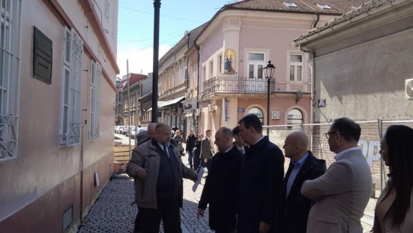 МИЛАН ЂУРИЋ И ИГОР МИРОВИЋ ОБИШЛИ СЕДАМ ГРАДИЛИШТА У НОВОМ САДУ: Покрајина уложила велики новац у изградњу и обнову града МИЛАН ЂУРИЋ И ИГОР МИРОВИЋ ОБИШЛИ СЕДАМ ГРАДИЛИШТА У НОВОМ САДУ: Покрајина уложила велики новац у изградњу и обнову града