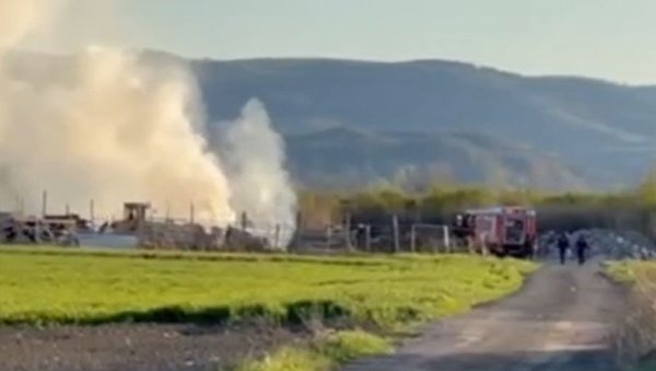 ГУСТИ ДИМ ПРЕКРИО НЕБО: Пожар у Ветернику, на срећу није било повређених (ВИДЕО) ГУСТИ ДИМ ПРЕКРИО НЕБО: Пожар у Ветернику, на срећу није било повређених (ВИДЕО)