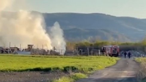 GUSTI DIM PREKRIO NEBO: Požar u Veterniku, na sreću nije bilo povređenih (VIDEO) GUSTI DIM PREKRIO NEBO: Požar u Veterniku, na sreću nije bilo povređenih (VIDEO)