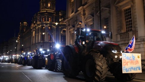 НАЈВЕЋИ ПРОТЕСТ ПОЉОПРИВРЕДНИКА У БРИТАНИЈИ: Увоз јефтине хране угрожава безбедност снабдевања (ФОТО) НАЈВЕЋИ ПРОТЕСТ ПОЉОПРИВРЕДНИКА У БРИТАНИЈИ: Увоз јефтине хране угрожава безбедност снабдевања (ФОТО)
