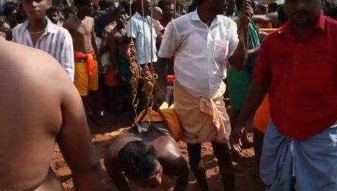 (UZNEMIRUJUĆE) KOŽA PROBIJENA KUKAMA: Hinduistički poklonici proslavljaju božanstvo (VIDEO) (UZNEMIRUJUĆE) KOŽA PROBIJENA KUKAMA: Hinduistički poklonici proslavljaju božanstvo (VIDEO)