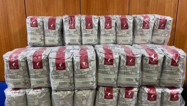 УЛОВ ЦАРИНИКА НА ГРАНИЧНИМ ПРЕЛАЗИМА ДРАЧЕНОВАЦ И БОЖАЈ:Заплењена тоба вредна 76.500 евра УЛОВ ЦАРИНИКА НА ГРАНИЧНИМ ПРЕЛАЗИМА ДРАЧЕНОВАЦ И БОЖАЈ:Заплењена тоба вредна 76.500 евра