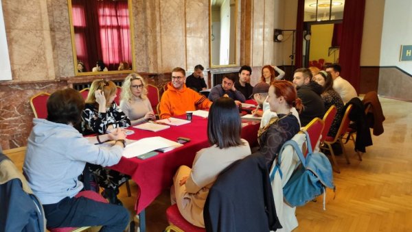 ПОЧЕЛЕ ПРОБЕ ВРАНЕ У ПАУНОВОМ ПЕРЈУ: Припрема се нови наслов у нишком театру ПОЧЕЛЕ ПРОБЕ ВРАНЕ У ПАУНОВОМ ПЕРЈУ: Припрема се нови наслов у нишком театру