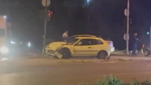 SAOBRAĆAJKA U ZEMUNU: Autom se zakucao u znak, delovi rasuti svuda po putu (VIDEO)