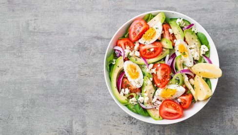 ZDRAVA SALATA SA KUVANIM JAJIMA I AVOKADOM: Sveža, sočna i lagana, a jednostavno se priprema ZDRAVA SALATA SA KUVANIM JAJIMA I AVOKADOM: Sveža, sočna i lagana, a jednostavno se priprema