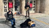 SAMO JE PRITRČAO: Nepoznati lopov opljačkao ulične svirače u centru Zrenjanina SAMO JE PRITRČAO: Nepoznati lopov opljačkao ulične svirače u centru Zrenjanina
