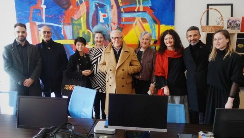 НЕПОНОВЉИВА ИСКУСТВА НА СЦЕНИ СА ЈАНОМ ФАБРОМ: Белгијски уметник представио српско издање своје књиге смерница за извођаче НЕПОНОВЉИВА ИСКУСТВА НА СЦЕНИ СА ЈАНОМ ФАБРОМ: Белгијски уметник представио српско издање своје књиге смерница за извођаче