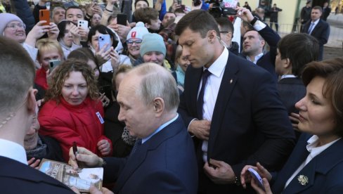 ЈА САМ ВАС 20 ГОДИНА ЧЕКАЛА: Грађани похрлили да виде и сликају руског председника, сви изашли на улице због Путина (ВИДЕО) ЈА САМ ВАС 20 ГОДИНА ЧЕКАЛА: Грађани похрлили да виде и сликају руског председника, сви изашли на улице због Путина (ВИДЕО)