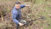 Ćosić je detektorom za metal istraživao šumu i došao do NEVEROVATNOG otkrića (VIDEO) Ćosić je detektorom za metal istraživao šumu i došao do NEVEROVATNOG otkrića (VIDEO)