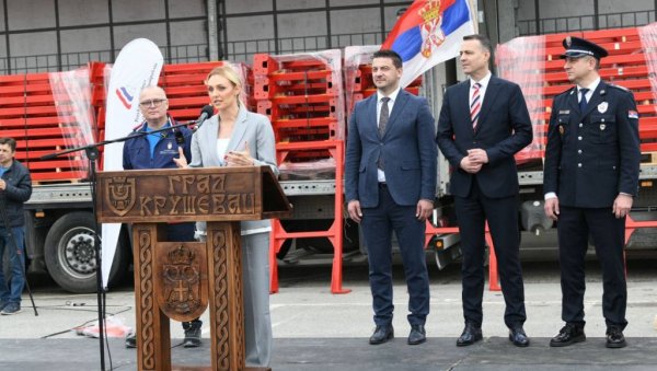 НА ЈЕСЕН НОВИ ПОЗИВ ПОЉОПРИВРЕДНИЦИМА Танасковић: Држава ће помоћи свима да замене старе тракторе новим и модернијим (ФОТО) НА ЈЕСЕН НОВИ ПОЗИВ ПОЉОПРИВРЕДНИЦИМА Танасковић: Држава ће помоћи свима да замене старе тракторе новим и модернијим (ФОТО)