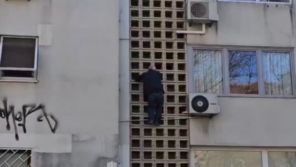ЉУДИ ГЛЕДАЈУ И НЕ ВЕРУЈУ: Снимак направио праву пометењу на друштвенин мрежама - Нека неко покупи свог деду (ВИДЕО) ЉУДИ ГЛЕДАЈУ И НЕ ВЕРУЈУ: Снимак направио праву пометењу на друштвенин мрежама - Нека неко покупи свог деду (ВИДЕО)