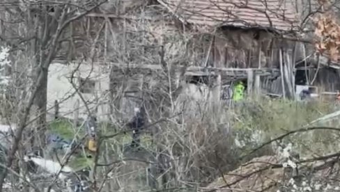 ШТА СЕ ТРЕНУТНО ДЕШАВА У ДВОРИШТУ КУЋЕ ГДЕ ЈЕ НЕСТАЛА ДАНКА? Стигао багер - Полиција спречава прилаз (ВИДЕО) ШТА СЕ ТРЕНУТНО ДЕШАВА У ДВОРИШТУ КУЋЕ ГДЕ ЈЕ НЕСТАЛА ДАНКА? Стигао багер - Полиција спречава прилаз (ВИДЕО)