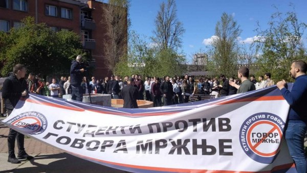 СТУДЕНТИ ПРОТИВ ГОВОРА МРЖЊЕ: Блокада Филозофског у Новом Саду због скандалозних изјава Динка Грухоњића (ФОТО) СТУДЕНТИ ПРОТИВ ГОВОРА МРЖЊЕ: Блокада Филозофског у Новом Саду због скандалозних изјава Динка Грухоњића (ФОТО)