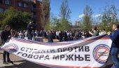 STUDENTI PROTIV GOVORA MRŽNJE: Blokada Filozofskog u Novom Sadu zbog skandaloznih izjava Dinka Gruhonjića (FOTO) STUDENTI PROTIV GOVORA MRŽNJE: Blokada Filozofskog u Novom Sadu zbog skandaloznih izjava Dinka Gruhonjića (FOTO)