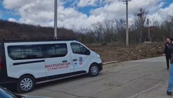 СТИГЛИ И ВАТРОГАСЦИ: Рашчишћава се двориште куће код које је нестала мала Данка (ФОТО/ВИДЕО) СТИГЛИ И ВАТРОГАСЦИ: Рашчишћава се двориште куће код које је нестала мала Данка (ФОТО/ВИДЕО)