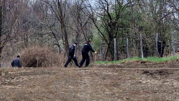 ПОЛИЦИЈА КОПА ИСПРЕД КУЋЕ ГДЕ ЈЕ НЕСТАЛА ДЕВОЈЧИЦА ДАНКА: Снимак са лица места (ВИДЕО)