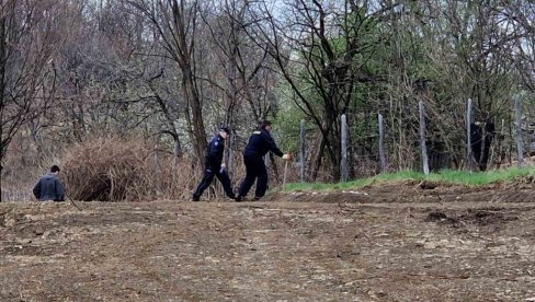 POLICIJA KOPA ISPRED KUĆE GDE JE NESTALA DEVOJČICA DANKA: Snimak sa lica mesta (VIDEO) POLICIJA KOPA ISPRED KUĆE GDE JE NESTALA DEVOJČICA DANKA: Snimak sa lica mesta (VIDEO)
