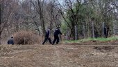 POLICIJA KOPA ISPRED KUĆE GDE JE NESTALA DEVOJČICA DANKA: Snimak sa lica mesta (VIDEO) POLICIJA KOPA ISPRED KUĆE GDE JE NESTALA DEVOJČICA DANKA: Snimak sa lica mesta (VIDEO)