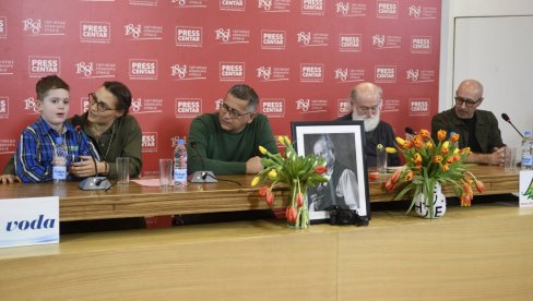 PAMTIĆEMO GA SA ŠEŠIROM, LULOM I NEIZBEŽNIM FOTOAPARATOM: In memoriam - Održana komemoracija Tomislavu Peterneku (FOTO) PAMTIĆEMO GA SA ŠEŠIROM, LULOM I NEIZBEŽNIM FOTOAPARATOM: In memoriam - Održana komemoracija Tomislavu Peterneku (FOTO)