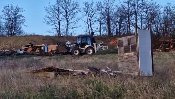 СНИМАК ЗАБЕЛЕЖЕН У 17 ЧАСОВА: Шта се дешава испред куће где је нестала мала Данка (ВИДЕО) СНИМАК ЗАБЕЛЕЖЕН У 17 ЧАСОВА: Шта се дешава испред куће где је нестала мала Данка (ВИДЕО)