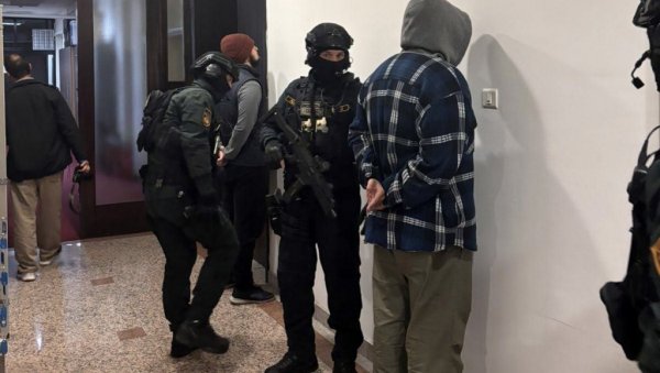 ПОГЛЕДАЈТЕ: Снимак хапшења мушкараца који су тврдили да су отели малу Данку - огласио се МУП (ВИДЕО) ПОГЛЕДАЈТЕ: Снимак хапшења мушкараца који су тврдили да су отели малу Данку - огласио се МУП (ВИДЕО)