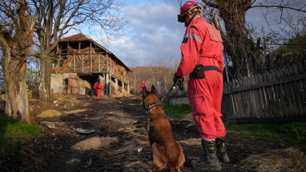 ПОГЛЕДАЈТЕ - КАКО ОВОГ ЈУТРА ИЗГЛЕДА ПРЕТРАГА ТЕРЕНА: Депонија у дворишту где је нестала Данка (ФОТО)