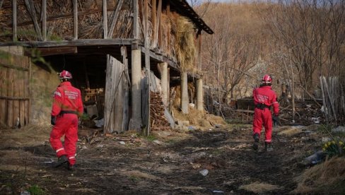 UPRAVO SNIMLJENO: Spasilački timovi stigli u dvorište kuće gde je nestala mala Danka - Pogledajte šta se dešava (VIDEO)